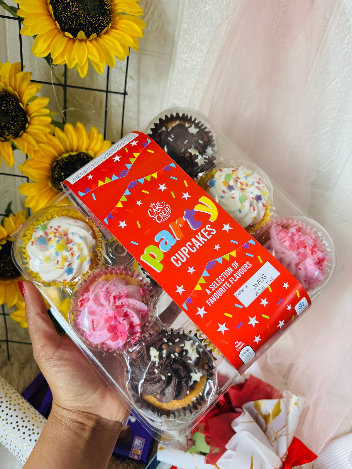 Anniversary hamper with cupcake
