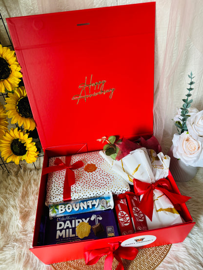 Anniversary hamper with cupcake